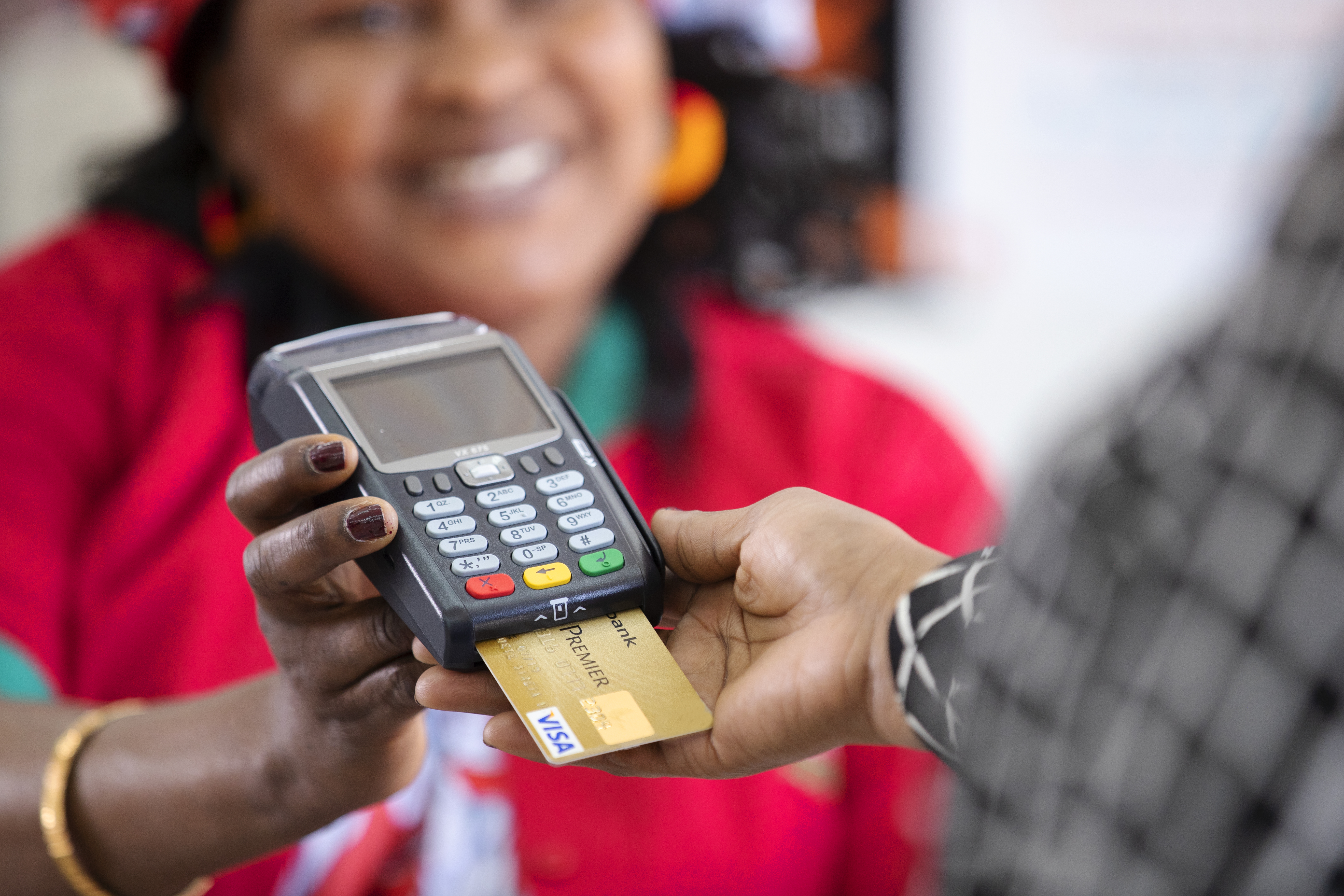 gaboanise payant sa prime d'assurance via un terminal de paiement notamment par carte bancaire